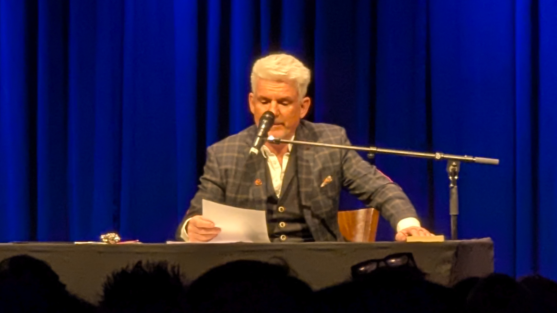 Heinz Strunk liest aus seinem Buch Zauberberg 2 bei einer ausverkauften Veranstaltung im Kupfersaal Leipzig.